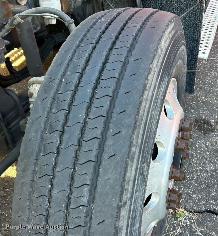 image for item NQ9814 2004 Kenworth T800  semi truck