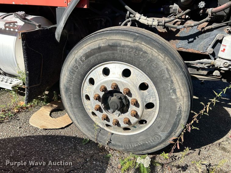 image for item NQ9814 2004 Kenworth T800  semi truck