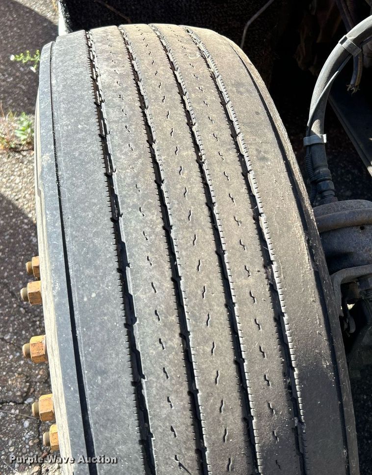 image for item NQ9814 2004 Kenworth T800  semi truck