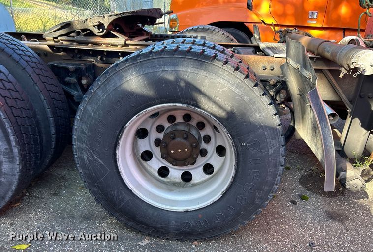 image for item NQ9814 2004 Kenworth T800  semi truck