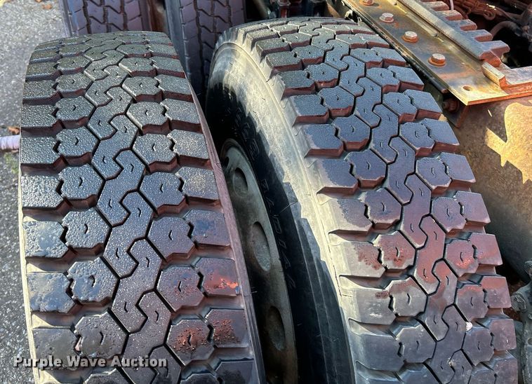 image for item NQ9814 2004 Kenworth T800  semi truck