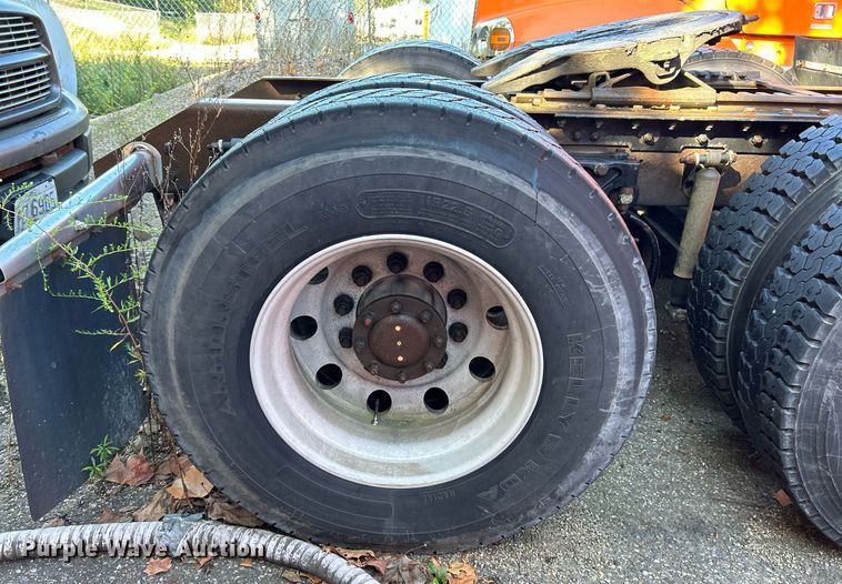 image for item NQ9814 2004 Kenworth T800  semi truck