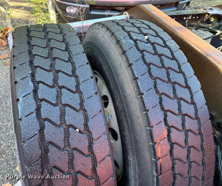 image for item NQ9814 2004 Kenworth T800  semi truck