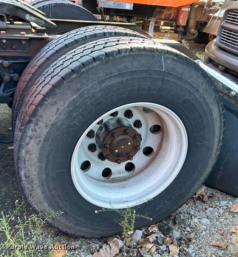 image for item NQ9814 2004 Kenworth T800  semi truck