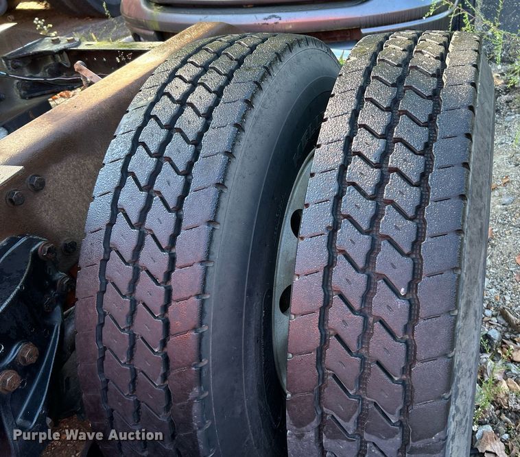 image for item NQ9814 2004 Kenworth T800  semi truck