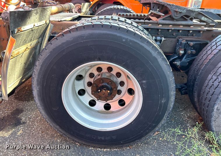 image for item NQ9814 2004 Kenworth T800  semi truck