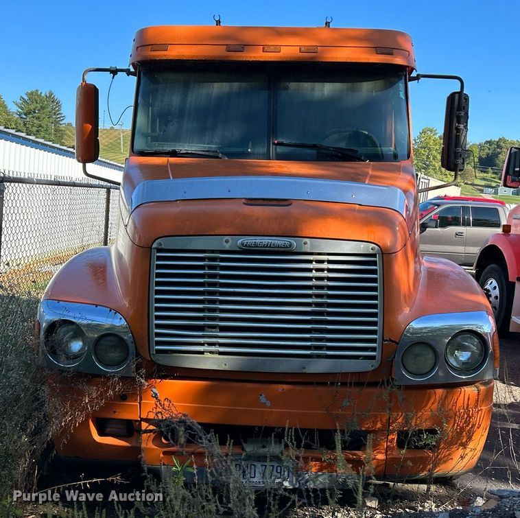 image for item NQ9815 1998 Freightliner Century Class  semi truck