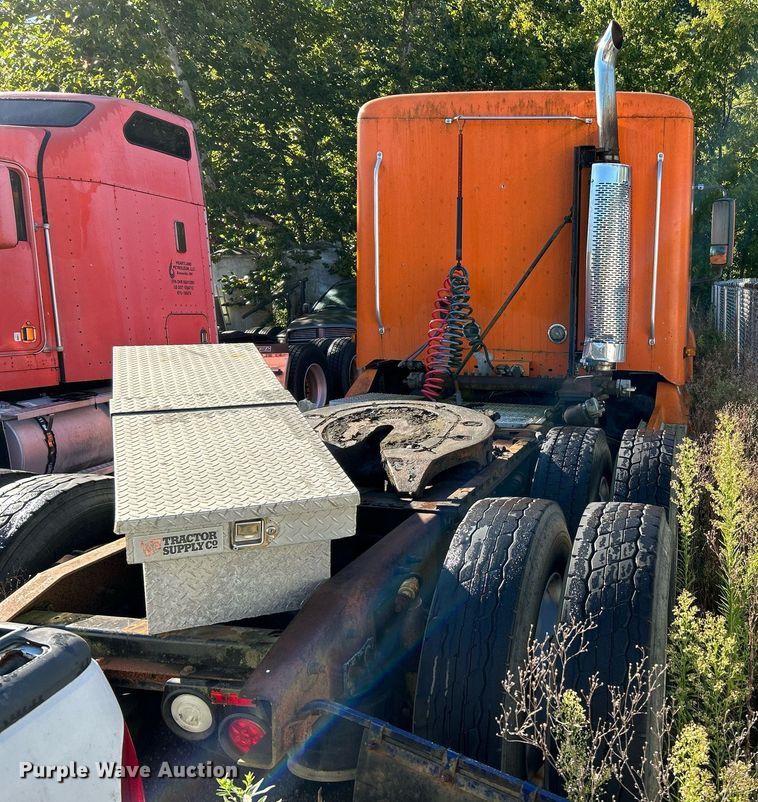 image for item NQ9815 1998 Freightliner Century Class  semi truck