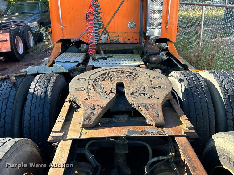 image for item NQ9815 1998 Freightliner Century Class  semi truck