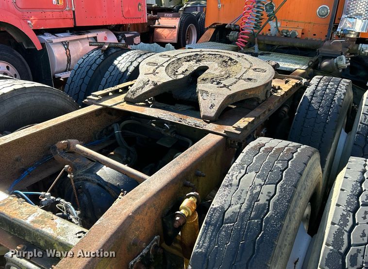 image for item NQ9815 1998 Freightliner Century Class  semi truck