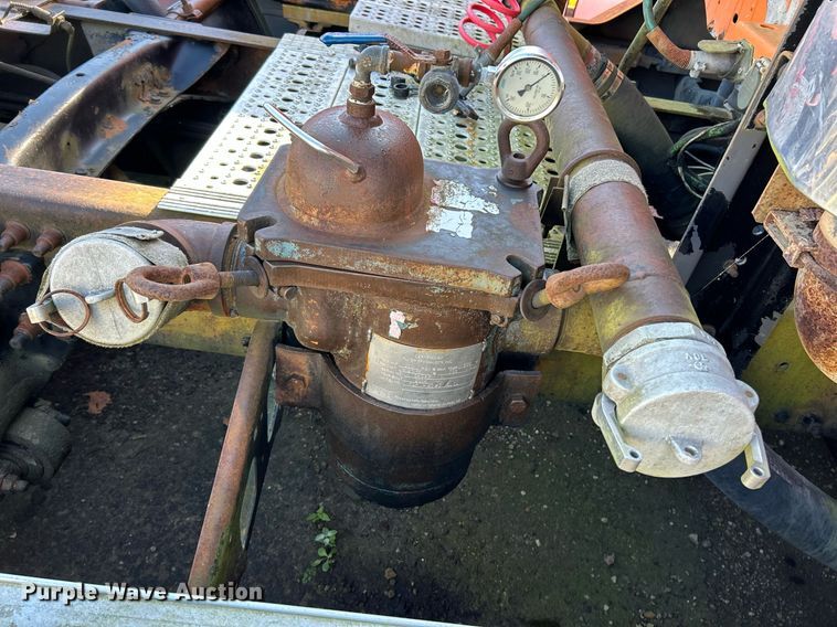 image for item NQ9815 1998 Freightliner Century Class  semi truck