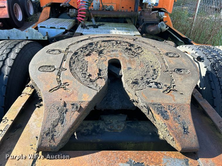 image for item NQ9815 1998 Freightliner Century Class  semi truck