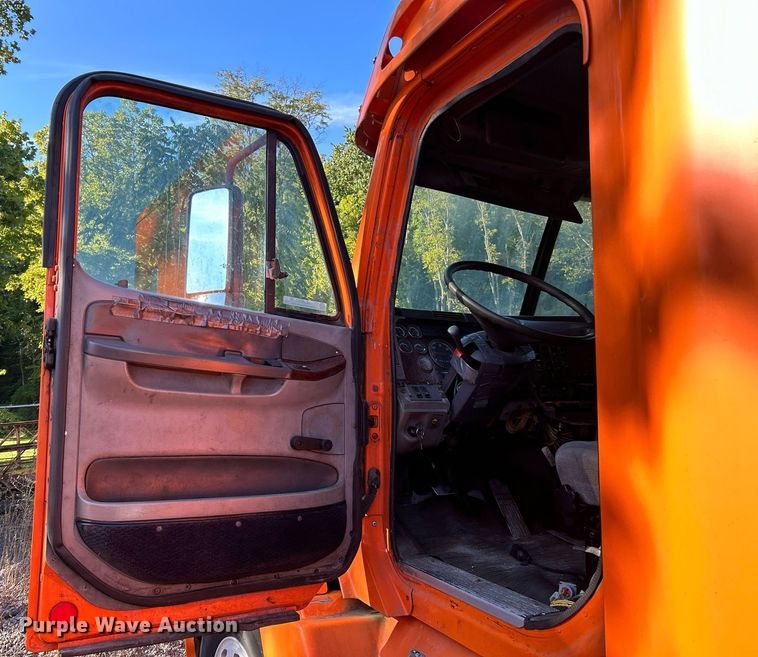 image for item NQ9815 1998 Freightliner Century Class  semi truck