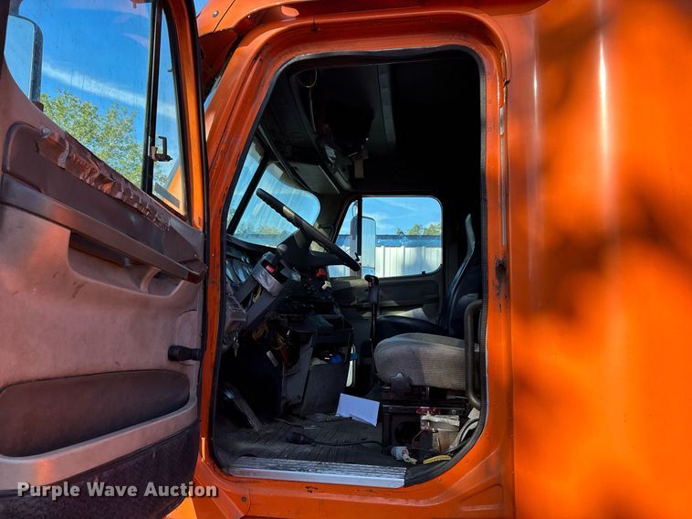 image for item NQ9815 1998 Freightliner Century Class  semi truck