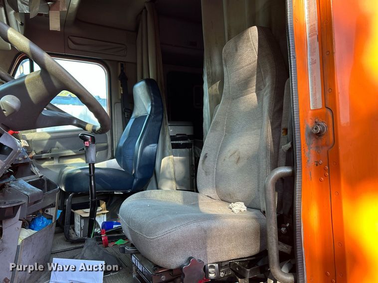 image for item NQ9815 1998 Freightliner Century Class  semi truck