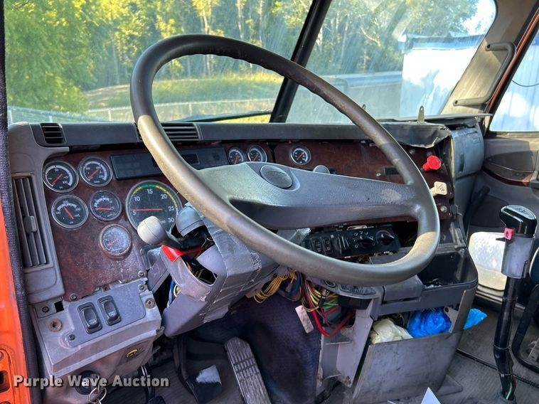 image for item NQ9815 1998 Freightliner Century Class  semi truck