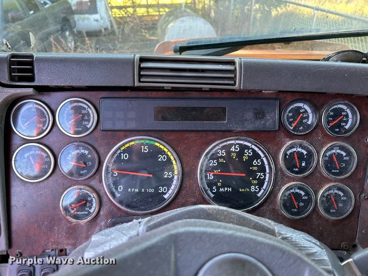 image for item NQ9815 1998 Freightliner Century Class  semi truck