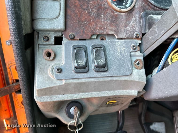 image for item NQ9815 1998 Freightliner Century Class  semi truck