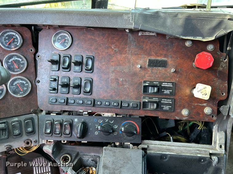 image for item NQ9815 1998 Freightliner Century Class  semi truck