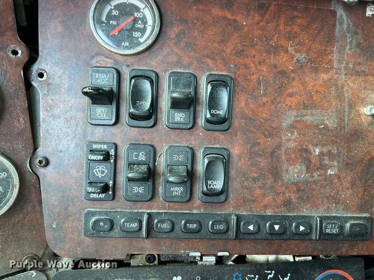 image for item NQ9815 1998 Freightliner Century Class  semi truck