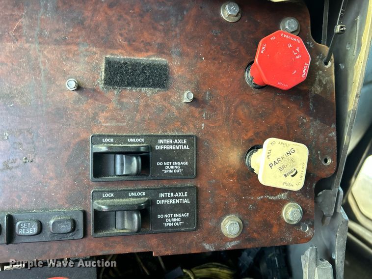 image for item NQ9815 1998 Freightliner Century Class  semi truck