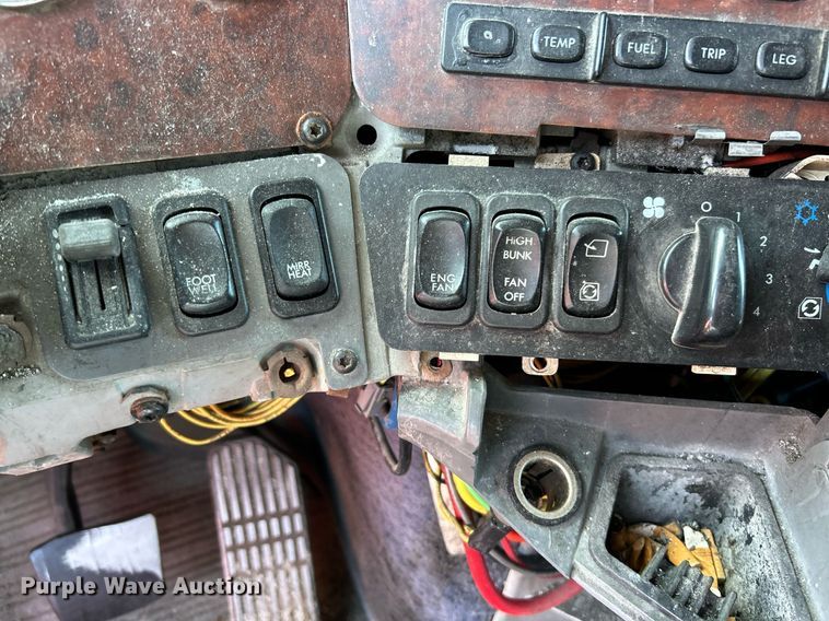 image for item NQ9815 1998 Freightliner Century Class  semi truck