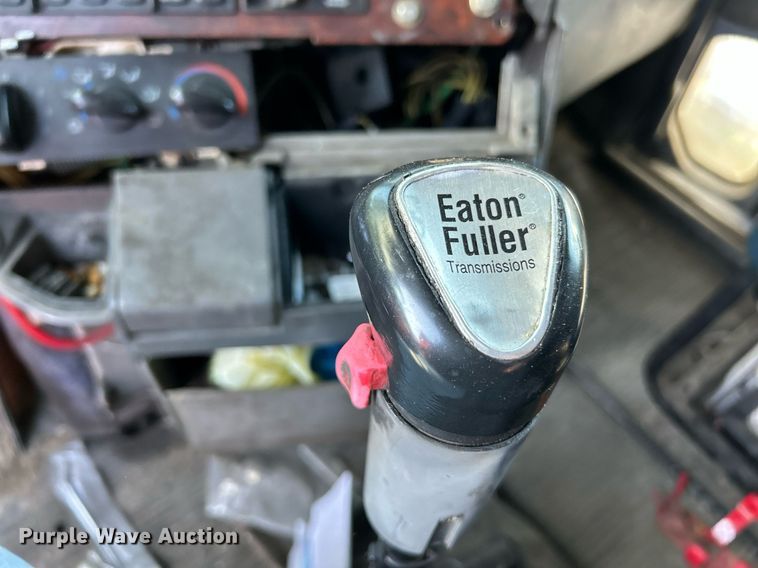 image for item NQ9815 1998 Freightliner Century Class  semi truck