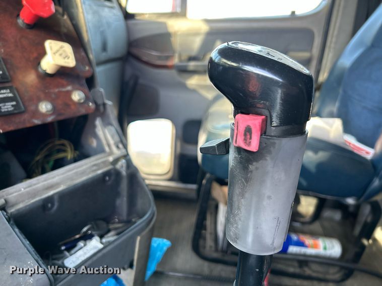 image for item NQ9815 1998 Freightliner Century Class  semi truck