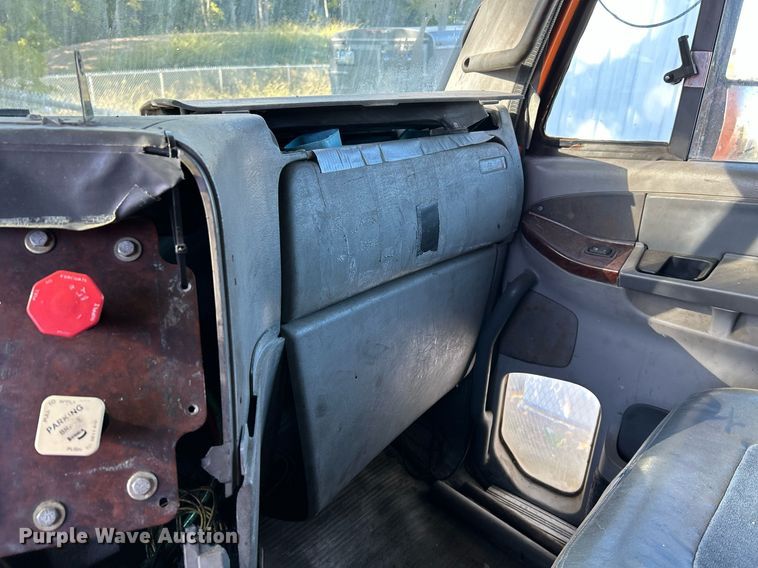 image for item NQ9815 1998 Freightliner Century Class  semi truck