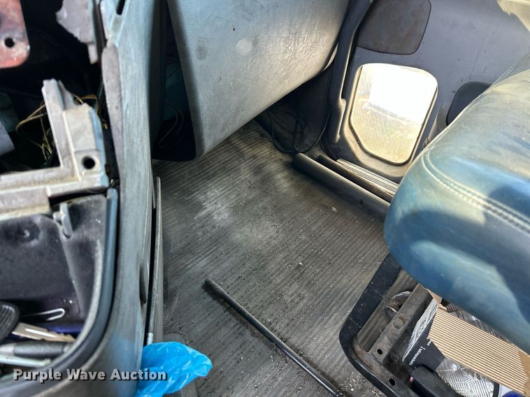 image for item NQ9815 1998 Freightliner Century Class  semi truck