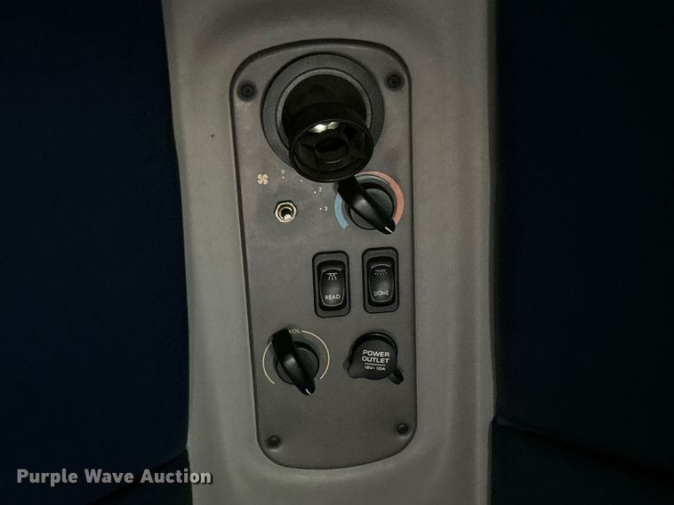 image for item NQ9815 1998 Freightliner Century Class  semi truck