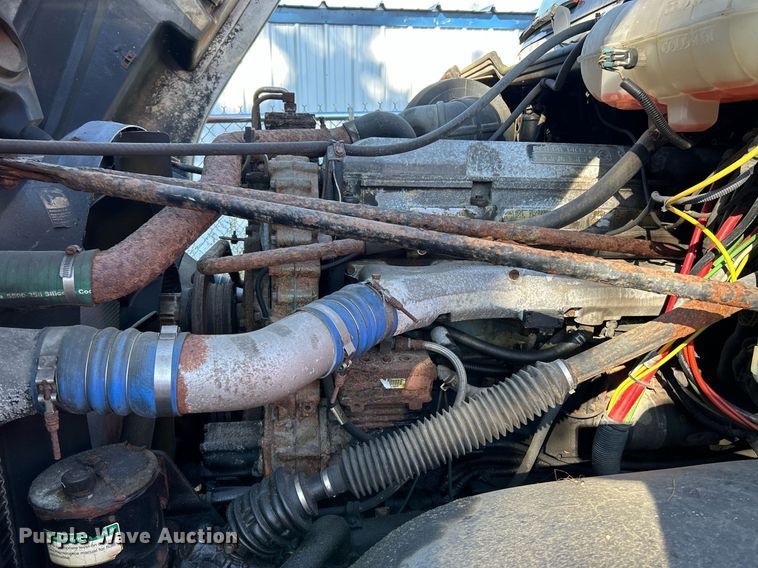 image for item NQ9815 1998 Freightliner Century Class  semi truck