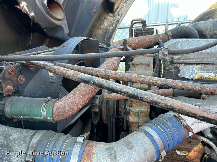 image for item NQ9815 1998 Freightliner Century Class  semi truck