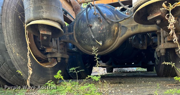 image for item NQ9815 1998 Freightliner Century Class  semi truck