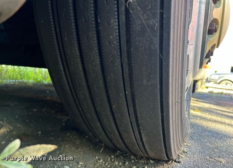 image for item NQ9815 1998 Freightliner Century Class  semi truck