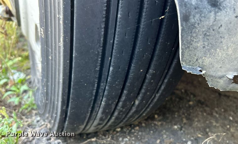 image for item NQ9815 1998 Freightliner Century Class  semi truck