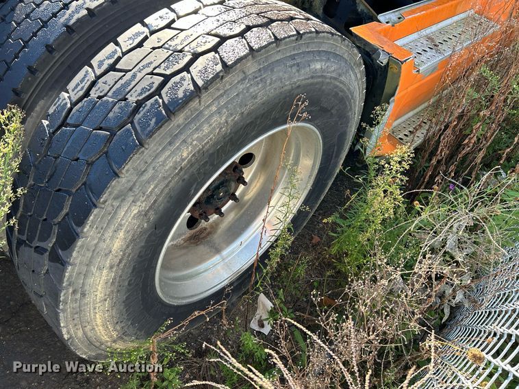 image for item NQ9815 1998 Freightliner Century Class  semi truck