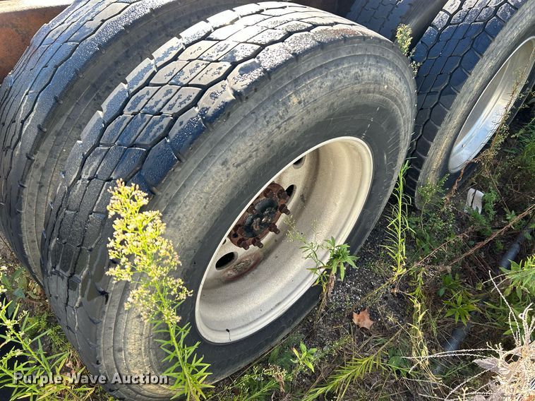 image for item NQ9815 1998 Freightliner Century Class  semi truck