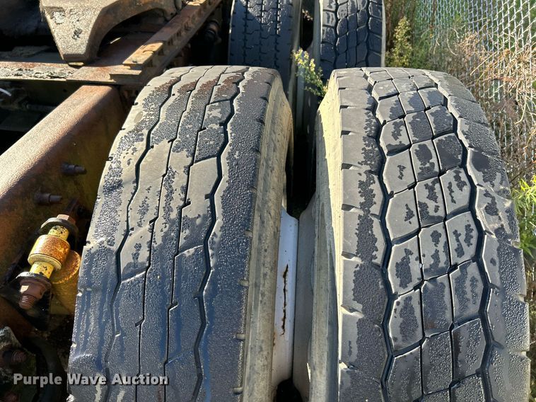 image for item NQ9815 1998 Freightliner Century Class  semi truck