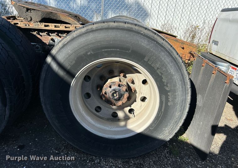 image for item NQ9815 1998 Freightliner Century Class  semi truck