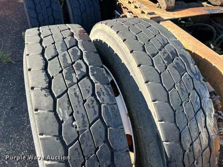 image for item NQ9815 1998 Freightliner Century Class  semi truck