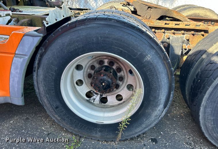 image for item NQ9815 1998 Freightliner Century Class  semi truck