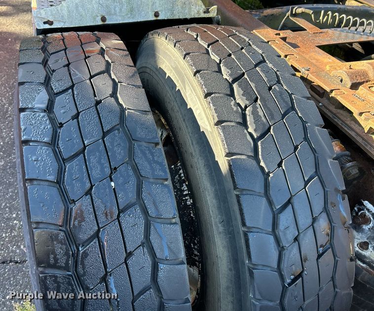 image for item NQ9815 1998 Freightliner Century Class  semi truck