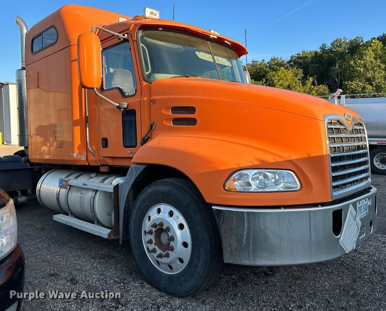 image for item NQ9819 2005 Mack CXN613  semi truck