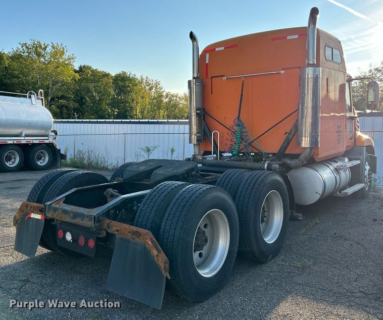 image for item NQ9819 2005 Mack CXN613  semi truck