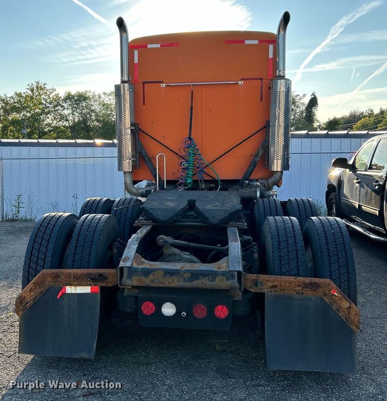 image for item NQ9819 2005 Mack CXN613  semi truck