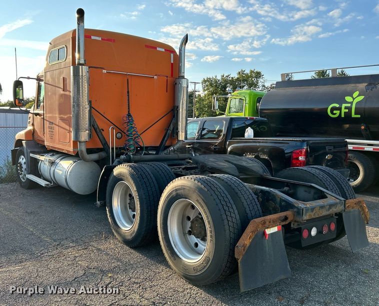 image for item NQ9819 2005 Mack CXN613  semi truck