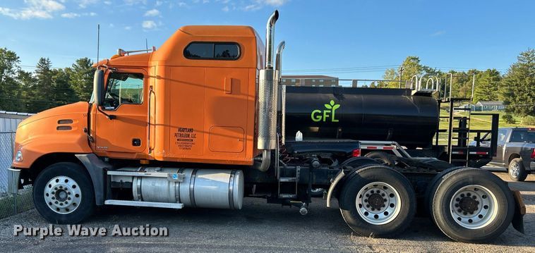 image for item NQ9819 2005 Mack CXN613  semi truck