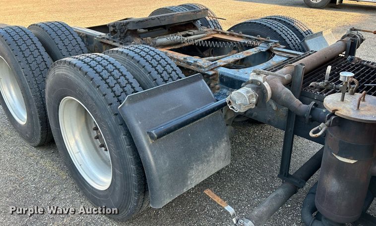 image for item NQ9819 2005 Mack CXN613  semi truck