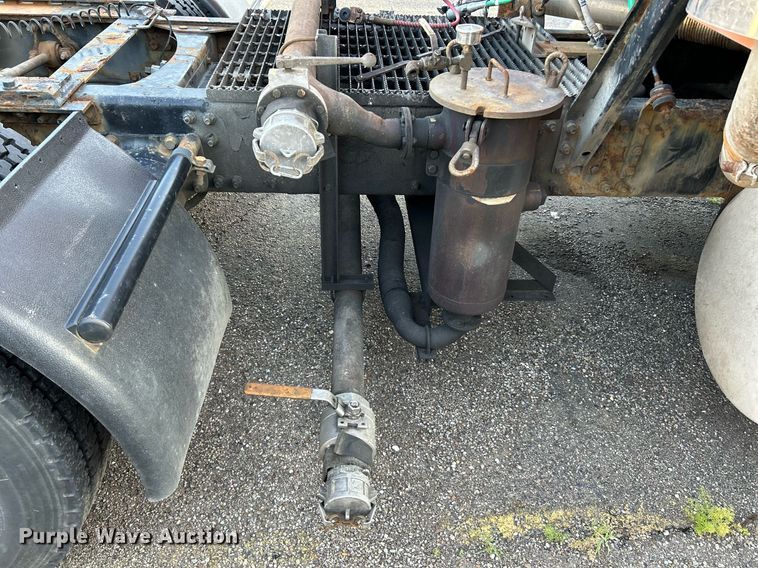 image for item NQ9819 2005 Mack CXN613  semi truck